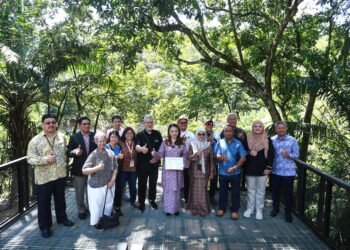 Menteri di Jabatan Perdana Menteri (Wilayah Persekutuan), Hannah Yeoh (tengah) bergambar bersama wakil penduduk ketika sidang media berkaitan data terbuka : senarai kawasan hijau dan kawasan lapang yang telah diwartakan di Wilayah Persekutuan di Taman Rimba Bukit Kerinchi hari ini. - UTUSAN/AFIQ RAZALI