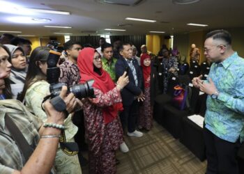 STEVEN Sim bertemu sebahagian wakil persatuan peniaga yang hadir pada sidang akhbar Program Berkat dan Barakat di Pejabat SME Corp Malaysia, hari ini. - UTUSAN/AMIR KHALID
