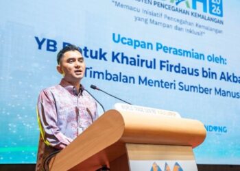 KHAIRUL Firdaus Akbar Khan (tengah) bersama penerima Geran Bantuan Kewangan Perkeso selepas merasmikan Konvensyen Pencegahan Kemalangan di Word Trade Centre, Kuala Lumpur, hari ini.