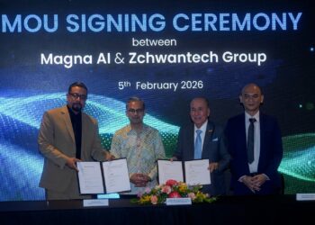 FAHMI Fadzil (dua kiri) menyaksikan pertukaran MoU diantara Pengerusi Zchwantech Cybersecurity Sdn Bhd, Tengku Datuk Setia Putra Al-Haj Tengku Azman Alhaj (dua kanan) dan Ketua Pegawai Eksekutif Magna AI Dr Moataz Ali (kiri) di Putrajaya. - UTUSAN/FAISOL MUSTAFA
