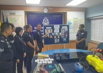 AHMAD Mohsin Md. Rodi (dua dari kanan) menunjukkan wajah suspek yang ditahan semasa sidang akhbar di IPD Arau, Perlis, hari ini. -UTUSAN/ASYRAF MUHAMMAD