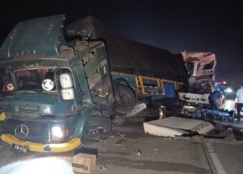 KEADAAN kemalangan membabitkan bas ekspres dan dua buah lori di Kilometer 433 Lebuhraya Utara Selatan arah Selatan, di Hulu Selangor awal pagi tadi.-GAMBAR/IHSAN BOMBA