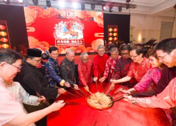 AL-SULTAN Abdullah Ri’ayatuddin Al-Mustafa Billah Shah bersama Timbalan Perdana Menteri, Datuk Seri Fadillah Yusof semasa sesi Lou Sang pada Jamuan Tahun Baharu Cina LBS 2026 di Mandarin Oriental, Kuala Lumpur.