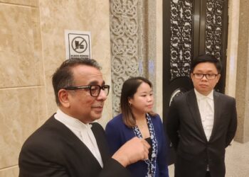 AKTIVIS, Heidy Quah (tengah) bersama peguam mewakilinya di Mahkamah Persekutuan di Putrajaya, hari ini. -UTUSAN