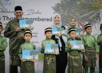 NURUL Izzah Anwar begambar selepas pelancaran buku The Olive Tree That Remembered di Kompleks Nasyrul Quran di Putrajaya. - UTUSAN/FAIZ ALIF ZUBIR