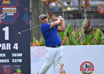DAVID Charles Serdenia mendahului kategori individu lelaki pada pusingan pertama Kejohanan Golf Remaja Antarabangsa Selangor edisi kelima yang berlangsung di Kelab Golf Seri Selangor, semalam.