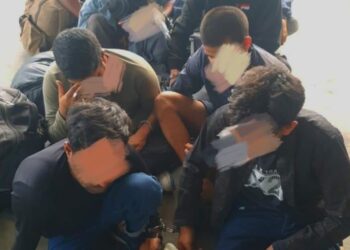 SEBAHAGIAN migran yang berjaya ditahan dalam serbuan di kawasan sungai Pasir Pekan Hulu, Wakaf Bharu, Tumpat, Kelantan awal pagi semalam-IHSAN POLIS.