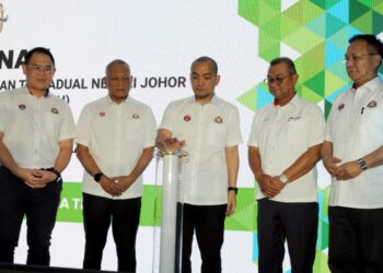 ONN Hafiz Ghazi melakukan gimik perasmian  pada Majlis Pecah Tanah Pusat Pemerolehan, Perawatan dan Perlupusan Buangan Terjadual Negeri Johor (Johor Integrated Scheduled Waste Hub- JISWH) di PTD 15829, Mukim Ulu Sungai Johor, Off Jalan Sg. Tiram hari ini. - UTUSAN/RAJA JAAFAR ALI