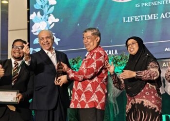 MOHAMAD Sabu menyampaikan anugerah pencapaian sepanjang hayat kepada Pengarah Urusan Mydin Mohamed Holdings Bhd (Mydin) Datuk Ameer Ali Mydin pada Majlis Anugerah Kecemerlangan Agro Madani (MAX) 2025/2026. - GAMBAR MySKALA