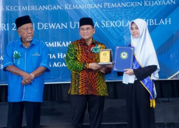 SALEHUDDIN Saidin menyampaikan Sijil Tamat Hafazan 30 Juzuk kepada pelajar di Maahad Tahfiz Kiblah, Sepang. - UTUSAN/FAISOL MUSTAFA