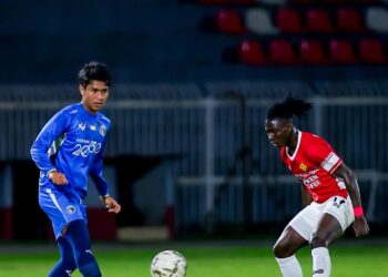 PHILIP Dandada Musa (kanan) cuba mengawal pemain Peneng FC pada aksi suku akhir pertama Piala Cabaran di Stadium Sultan Muhammad IV, Kota Bharu, Kelantan sebentar tadi-IHSAN MFL.