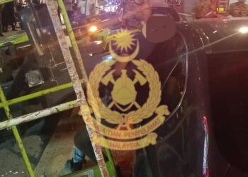 Anggota Jabatan Bomba dan Penyelamat Malaysia(JBPM)melakukan operasi menyelamat dan mengeluarkan mangsa dihempap kren jenis spider lift di Jalan Perak, Kuala Lumpur, malam semalam.