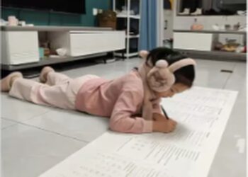 FORMAT bersaiz besar yang lazim digunakan untuk sepanduk dan paparan luar didakwa membantu kanak-kanak kekal fokus. – AGENSI