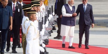 ANWAR Ibrahim sambut Perdana Menteri India di Kompleks Bunga Raya, KLIA. - UTUSAN/FAISOL MUSTAFA