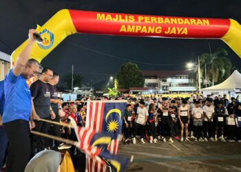 TENGKU Zafrul Tengku Abdul Aziz ketika melepaskan peserta larian  Ampang Charity Night Run 2026 (ACNR2026), semalam.