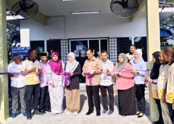 FADHLINA Sidek (lima dari kiri) ketika menghadiri program perasmian dan Semarak Sejahtera Warga Emas Pusat Aktiviti Warga Emas (PAWE) Nibong Tebal di Sungai Acheh, Nibong Tebal, Pulau Pinang hari ini.