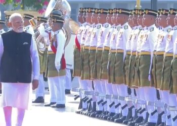 NARENDRA Modi memeriksa kawalan kehormatan di Bangunan Perdana Putra, Putrajaya hari ini.