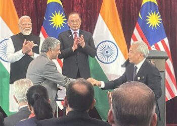 ANWAR Ibrahim dan Narendra Modi menyaksikan pertukaran MoU dan dokumen-dokumen berkaitan di Kompleks Seri Perdana, Putrajaya.