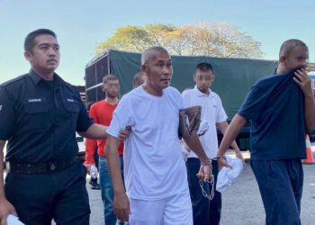 YUSOF Senkonam (tengah) mengaku tidak bersalah memandu secara berbahaya sehingga mengakibatkan kematian Fatin Nursyafikah Haris Bawijad di Mahkamah Majistret Jitra, Kubang Pasu, hari ini.