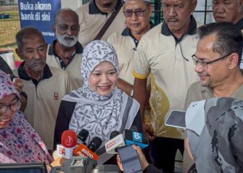 FADHLINA Sidek (tengah) ketika ditemui pemberita selepas merasmikan program Semarak Sejahtera Warga Emas PAWE Nibong Tebal di Sungai Acheh, Nibong Tebal, Pulau Pinang.