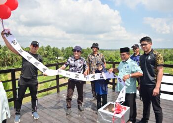 RAZALI Idris (tiga dari kiri) merasmikan Menara Tinjau dan Mengisytiharkan Kampung Tebakang sebagai destinasi Pelancongan Berasaskan Komuniti (CBT) di Kampung Tebakang, Kuala Terengganu, Terengganu. – UTUSAN/PUQTRA HAIRRY