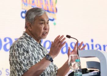 AHMAD Zahid Hamidi sewaktu berucap pada  Program Pelancaran Kempen Mega Rahmah Ramadan dan Kasih Syawal di Mydin Hypermarket di sini hari ini. - UTUSAN/MUHAMAD IQBAL ROSLI