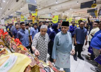 AHMAD Zahid Hamidi sewaktu mengadakan lawatan bersama dengan Ameer Ali Mydin sempena Program Pelancaran Kempen Mega Rahmah Ramadan dan Kasih Syawal di Mydin Hypermarket, hari ini. - UTUSAN/MUHAMAD IQBAL ROSLI