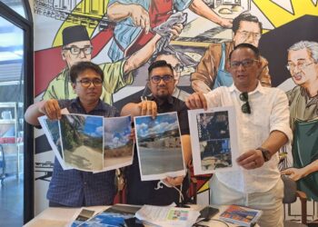 ZULKIFLI Ibrahim (kiri) Badrul Hisham Shaharin atau Chegubard (dua dari kiri) dan Azam Melaka menunjukkan lot tanah yang didakwa berhampiran kandang babi yang dibeli oleh MAINPP dalam sidang akhbar di Bukit Mertajam, Pulau Pinang hari ini.-UTUSAN/SAFINA RAMLI