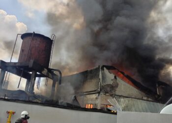 ANGGOTA bomba sewaktu  bertungkus-lumus memadam kebakaran di kilang perabot di Jalan 20/1 Sea Park, Petaling Jaya yang terbakar, di sini,hari ini.- Gambar: ihsan bomba
