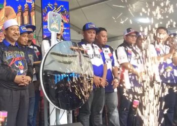 MOHD. Nassuruddin Daud (kiri) semasa hadir ke majlis perasmian Himpunan RXZ Forever Legend di Pusat Transformasi Luar Bandar (RTC) Tunjong, Kota Bharu, Kelantan semalam-UTUSAN/YATIMIN ABDULLAH.