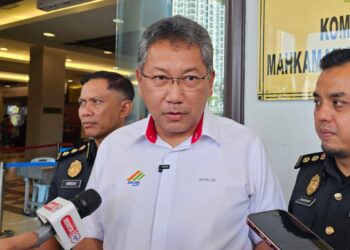 KHALID Mohamed ketika ditemui selepas prosiding  melibatkan seorang lelaki warga Singapura yang didenda RM1,500 selepas membuang puntung rokok secara merata di tempat awam, di perkarangan Kompleks Mahkamah Kuala Lumpur, di sini.