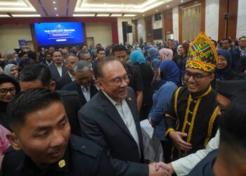 ANWAR Ibrahim beramah mesra dengan warga KPN ketika hadir Perhimpunan Bulanan Kementerian Perpaduan Negara di Putrajaya. - UTUSAN/FAISOL MUSTAFA
