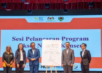 MENTERI Kesihatan,  Datuk Seri Dzulkefly Ahmad memperkenalkan dana bantuan "NCSM–PDHS Valens Support Fund" sempena majlis Sambutan Hari Kanser Sedunia 2026, bersama di pentas adalah Timbalan Ketua Pengarah Kesihatan (Kesihatan Awam) Dr Ismuni Bohari, Presiden National Cancer Society Malaysia (NCSM) Datuk Dr Saunthari Somasundaram, Ketua Pengarah Kumpulan Pharm-D Health Science (PDHS) Wong Chin Cheang, serta Pegawai Hal Ehwal Awam Kumpulan PDHS Khor Xin Yun.