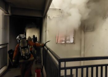 ANGGOTA bomba sedang memadamkan kebakaran sebuah unit kediaman di tingkat lapan sebuah pangsapuri di Kajang malam tadi.