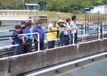 HAMEED Mytheen Kunju Basheer meninjau paras air di Empangan Durian Tunggal, Alor Gajah, Melaka hari ini. - UTUSAN/AMRAN MULUP