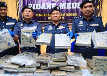 ISHAK  Ishak (tengah) bersama pegawai kanan menunjukkan rampasan ketulan ganja manpat semasa sidang media di Pengkalan Kubor, Tumpat, Kelantan hari ini-UTUSAN/KAMARUL BISMI KAMARUZAMAN.