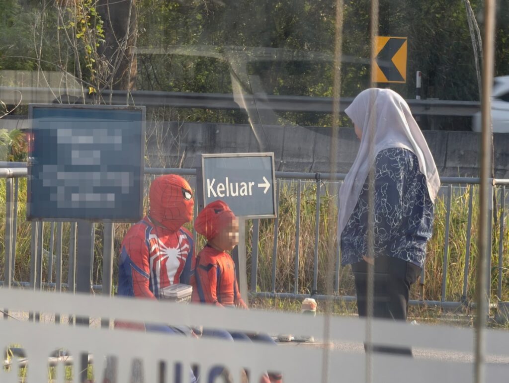Pakai kostum Spiderman bawa anak saudara mengemis