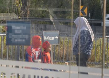 PEGAWAI JKM menyoal siasat individu terlibat susulan aduan eksploitasi kanak-kanak untuk tujuan mengemis di Cheng, Melaka. - UTUSAN/AMRAN ALI