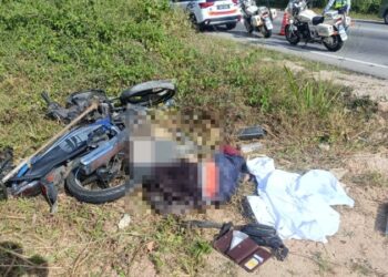 SEORANG pemotong rumput maut dilanggar sebuah lori di Jalan Kota Tinggi-Kulai, Kota Tinggi, Johor, hari ini.