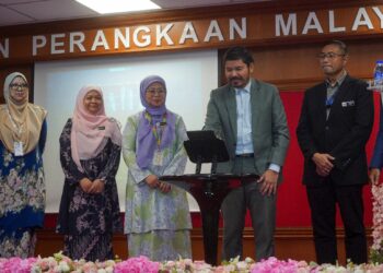 Mohd. Uzir Mahidin (dua kanan) melancarkan Kick-Off PSJ DOSM 2026- 2030 di Putrajaya di sini hari ini. GAMBAR : FAISOL MUSTAFA