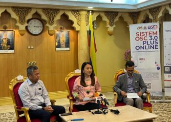 MENTERI di Jabatan Perdana Menteri (Wilayah Persekutuan), Hannah Yeoh (Tengah) bersama Datuk Bandar Kuala Lumpur, Datuk Seri Fadlun Mak Ujud(Kiri) dan Ketua Pengarah Jabatan Wilayah Persekutuan yang baharu, Datuk Muhammad Azmi Mohd Zain Ketua(Kanan) dalam sesi sidang akhbar Akses Awam Sistem OSC 3.0 Plus Online di
Menara DBKL, hari ini.