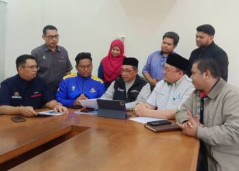 JOOHARI Ariffin (duduk, tengah) bersama gabungan pertubuhan bukan kerajaan (NGO) Pulau Pinang pada sidang akhbar di George Town, Pulau Pinang, hari ini.