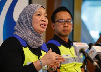 NIK Airina Nik Jaffar sewaktu berucap pada sidang akhbar Jelajah Media Ke Wilayah Tengah Lebuhraya PLUS sempena Perayaan Tahun Baharu Cina di kawasan Rehat dan Rawat (R&R) Sungai Buloh, hari ini. - UTUSAN/SHIDDIEQIIN ZON