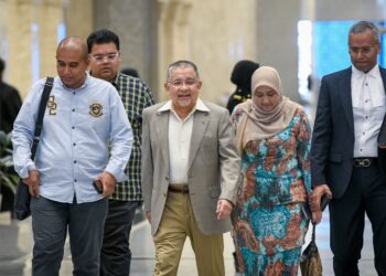 MOHD. Isa Abdul Samad ditemani isterinya, Bibi Sharliza Mohd. Khalid hadir ke Mahkamah Persekutuan di Putrajaya hari ini. - UTUSAN/FAIZ ALIF ZUBIR