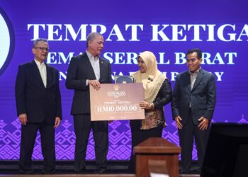 FADILLAH Yusof (dua kiri) menyampaikan hadiah kepada salah seorang pemenang diiringi oleh Pengerusi Lembaga Pengelola Dewan Bahasa dan Pustaka, Datuk Dr Anwar Ridhwan (kiri) pada Majlis Penyampaian Hadiah Sayembara Penulisan Kreatif DBP di Balai Budaya Tun Syed Nasir di sini hari ini. -  UTUSAN/AMIR KHALID