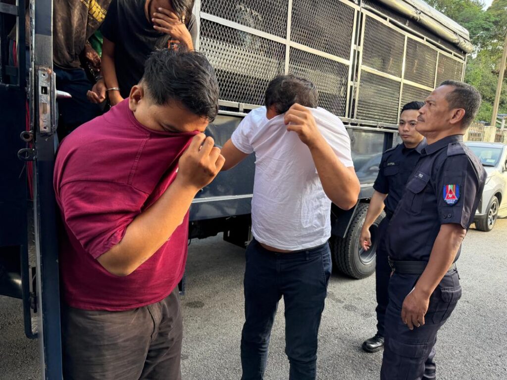 Bekas jurutera didakwa rompak kedai emas