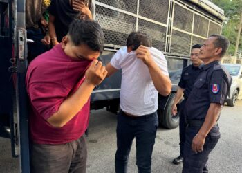 TEO Chun Siong  (baju putih) di dakwa kes curi  kedai emas pusat membeli belah ke  Mahkamah Sesyen, Johor Bahru di sini hari ini. - UTUSAN/BAAZLAN IBRAHIM