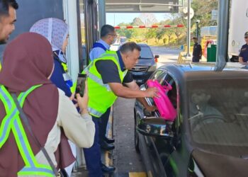 HAMEED Mytheen Kunju Basheer menyapa pemandu selepas melancarkan Operasi Khas Tahun Baharu Cina (TBC) 2026 dan Kempen Keselamatan Jalan Raya di Plaza Tol Ayer Keroh, Melaka, hari ini. - UTUSAN/AMRAN ALI