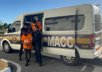 DUA penjawat awam dibawa ke mahkamah mendapatkan perintah reman bagi membantu siasatan membabitkan kes memperakukan tuntutan palsu di Kompleks Mahkamah Kangar, Perlis, hari ini.-UTUSAN/ASYRAF MUHAMMAD