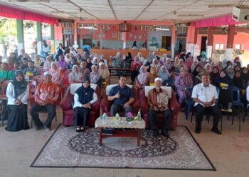 KAMARUL Azman Khamis merasmikan mesyuarat PIBG ke-44 SK Datin Fatimah hari ini.-UTUSAN